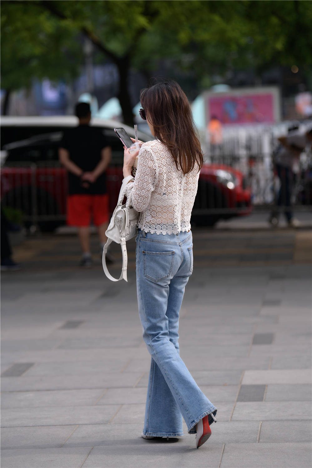 牛仔喇叭裤,还是要搭配出高跟鞋衬托一下,尖头细跟会更好看_款式_层次