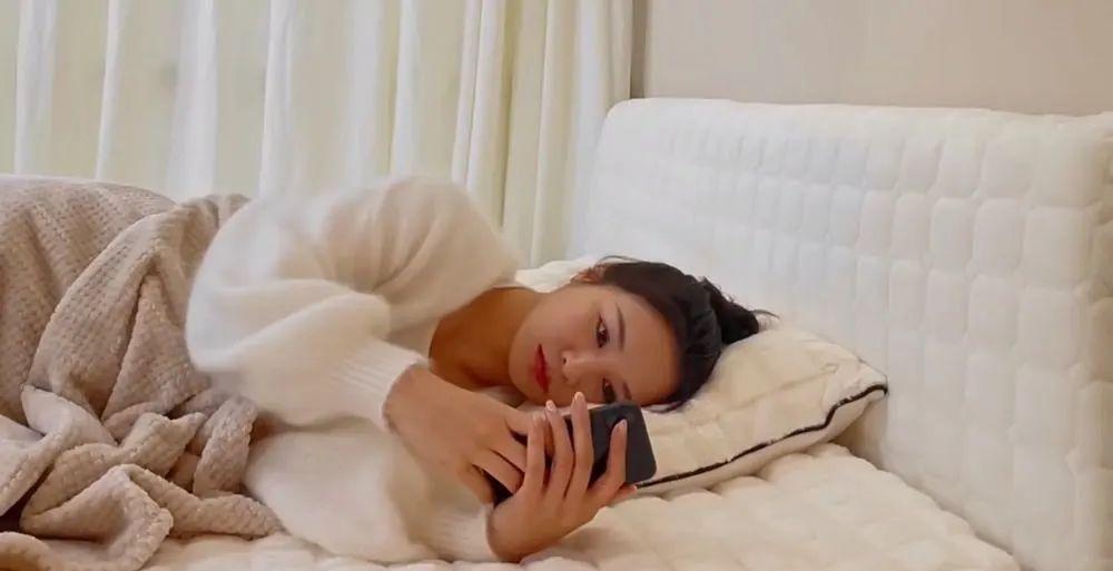 那么,问题来了侧躺着玩手机会导致一个严重的疾病,包括各年段的人!