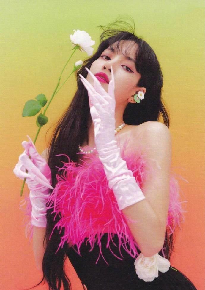 lisa终于留回长发了,复古造型堪称仙子,衣品却遭吐槽_粉色_年代_发型