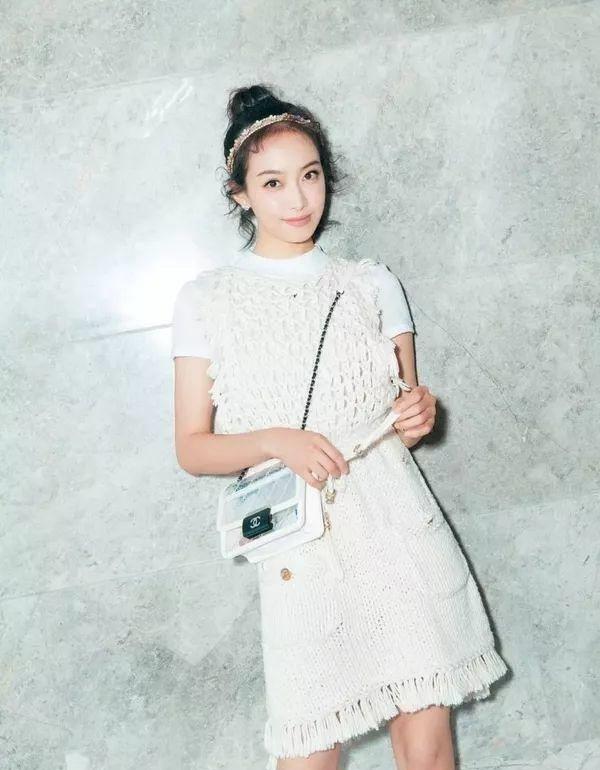 宋茜vs欧阳娜娜懵智出席mama颁奖礼的衣服,刚好和刘雯出席杜莎蜡像馆