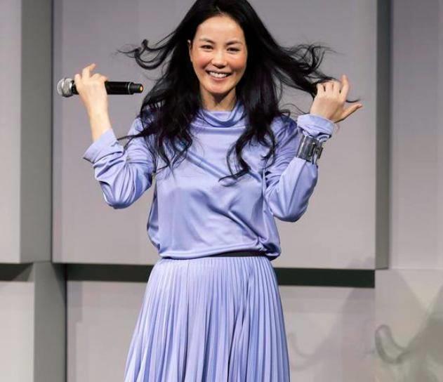 50岁王菲气质不减,穿紫色连衣裙美丽大方,笑容自信从容_感觉_谢霆锋