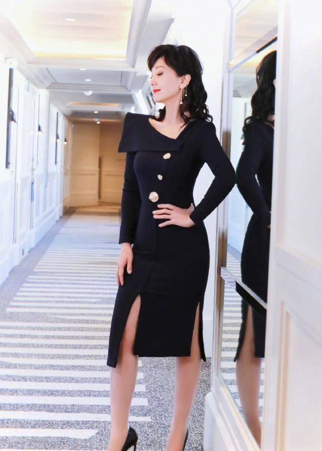 65岁赵雅芝晒美照,与帅气儿子合影像姐弟,还凹出少女般身材_照片_女子