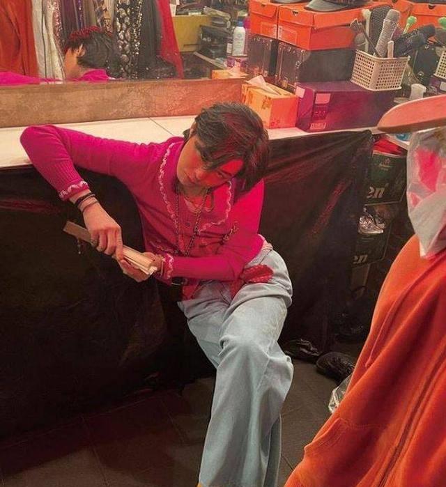 早前传出jennie与gd恋情曝光,双方都没有回应,两人似乎都在专注工作.