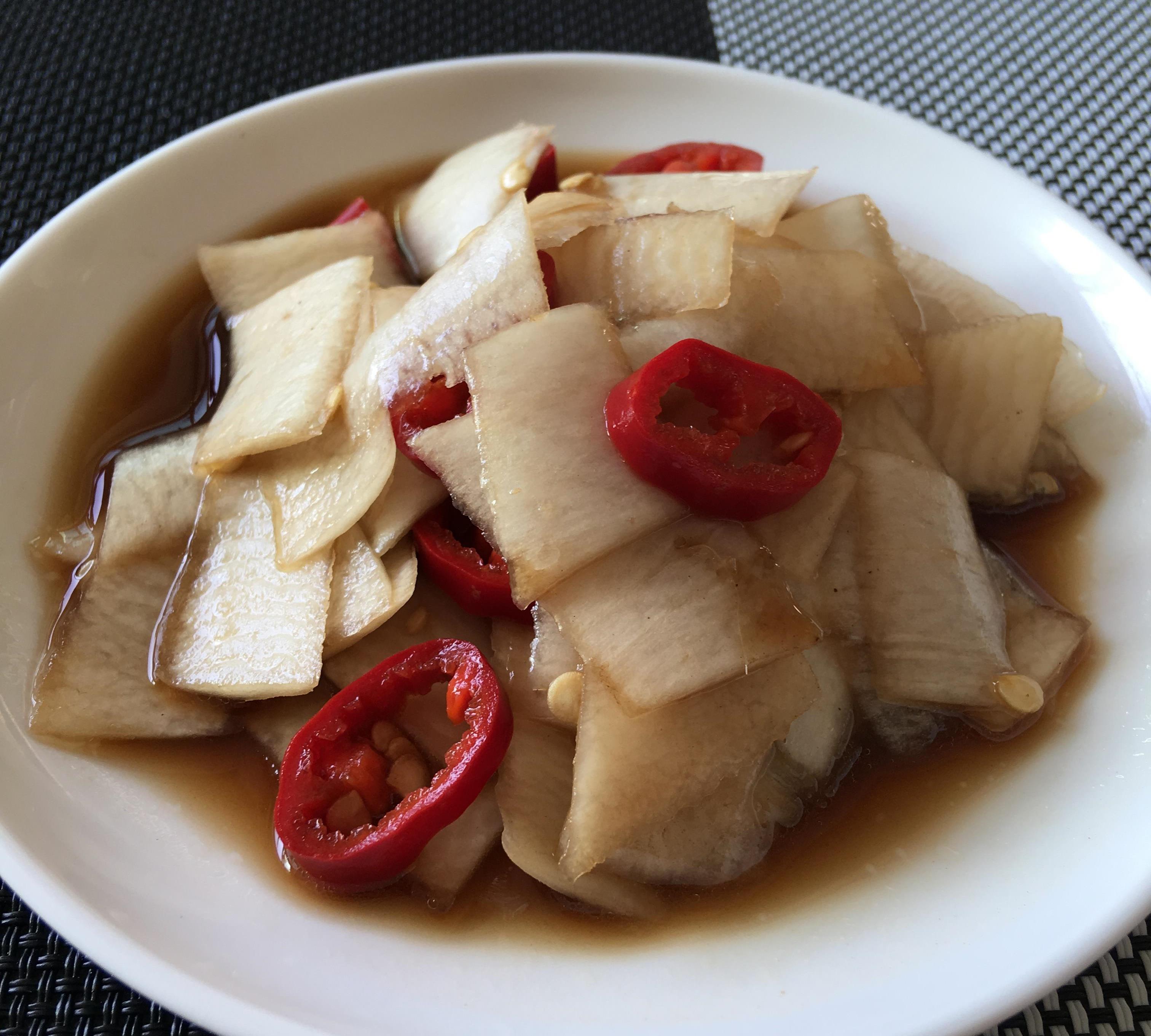 酸辣萝卜皮,只要2步5分钟,酸辣脆口的开胃小菜就上桌_做法_辣椒_的