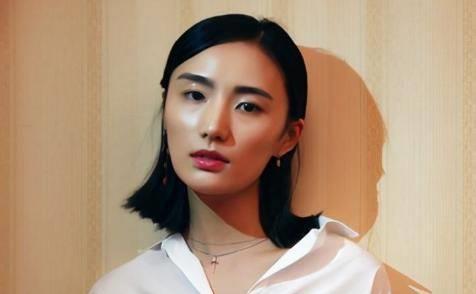 51岁李亚鹏承认再婚,带小19岁女友拍婚纱照,交往两年修成正果_哈金