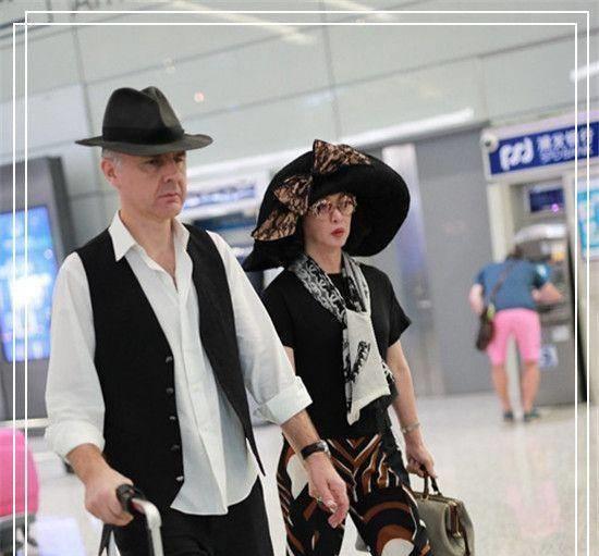 51岁金星和丈夫罕见同框,贵妇装造型高贵优雅!