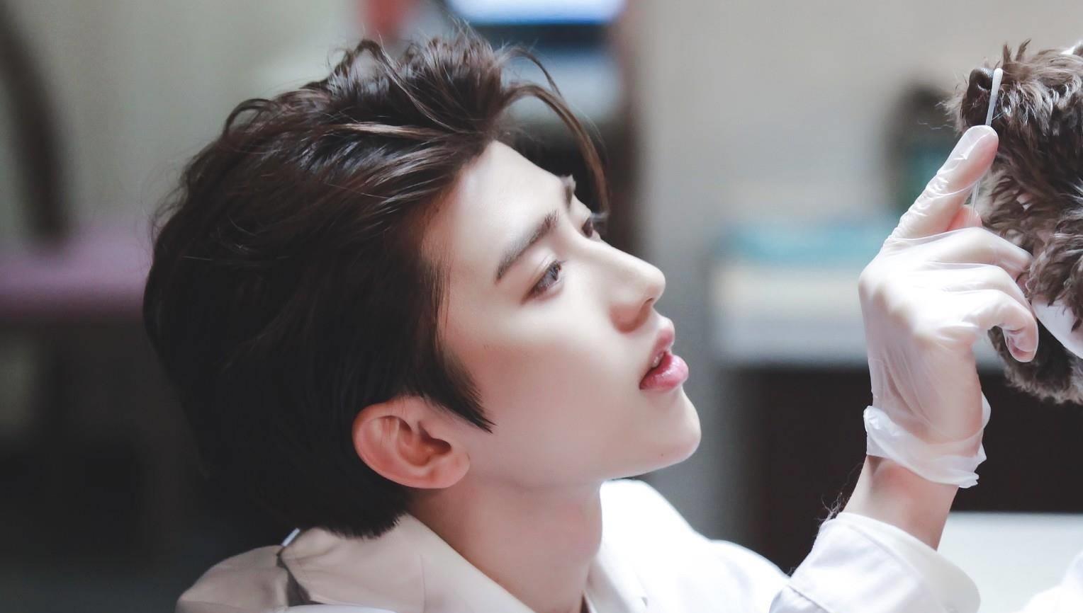 angelababy和蔡徐坤同框,热搜榜引热议!