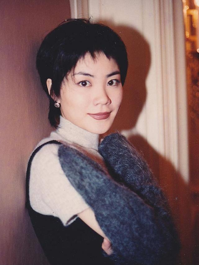 50岁王菲蹦迪上热搜:一面笑得天真无邪,一面看破一切_生活_孩子_指引