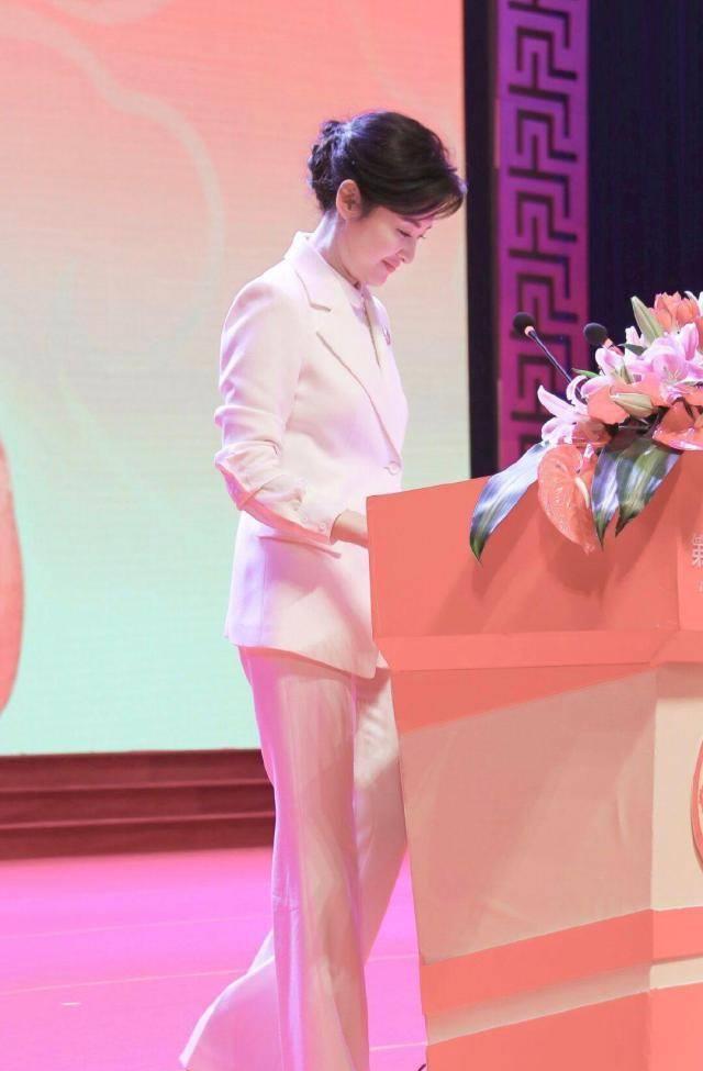 51岁周涛超有成熟女性魅力,黑色波点连衣裙穿搭,气质全开_显得_西装