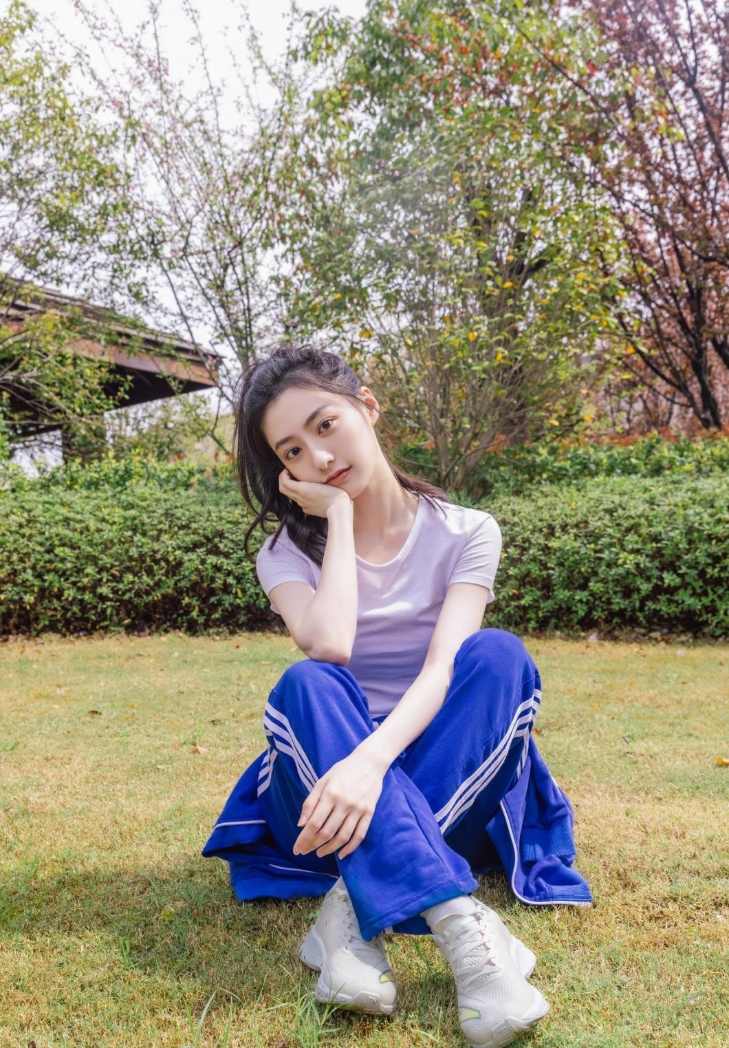 胡连馨草坪上拍写真,穿一身蓝色校服好养眼,清冷气质好加分_时尚_造型