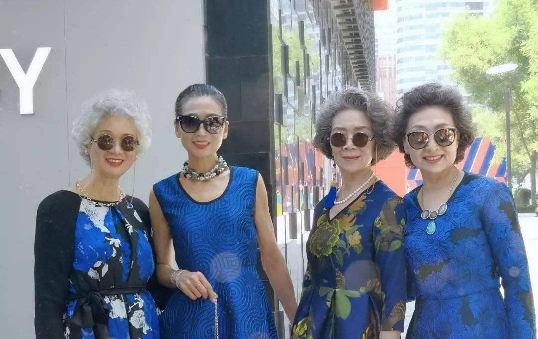 爱穿旗袍逛街,不爱广场舞喜欢走猫步_时尚_气质_年龄