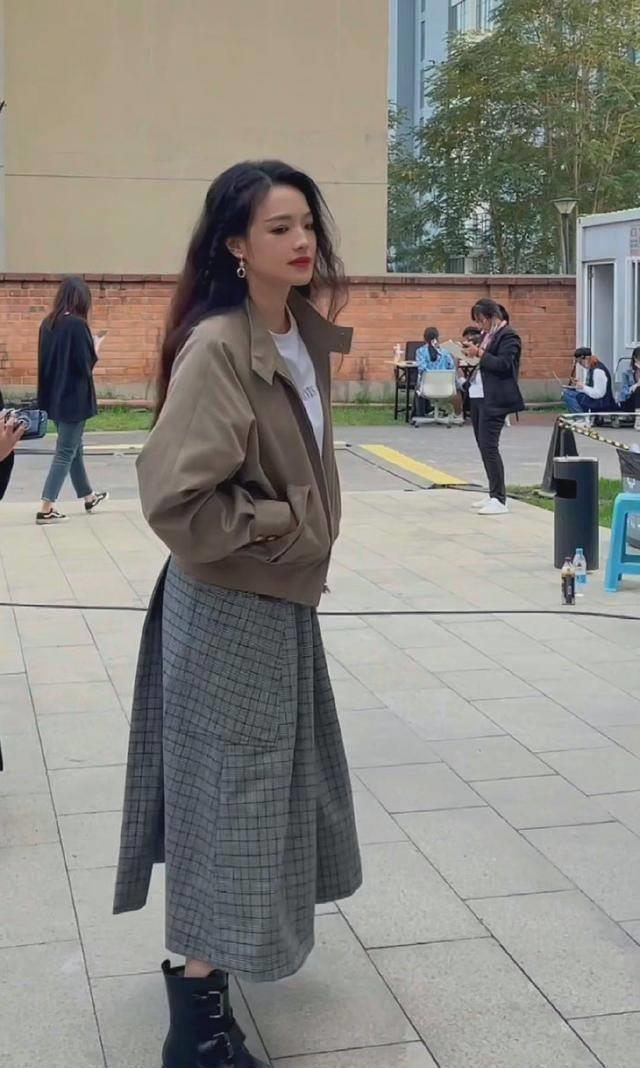 45岁的舒淇被赞永远的气质美女,及腰长发配红唇更显风情万种_状态