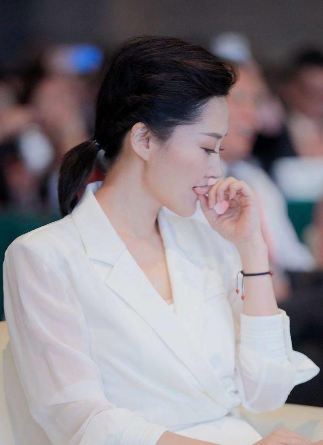 50岁许晴真不显老,穿白色西装裙温婉甜美,双腿修长宛若少女_女神_女性