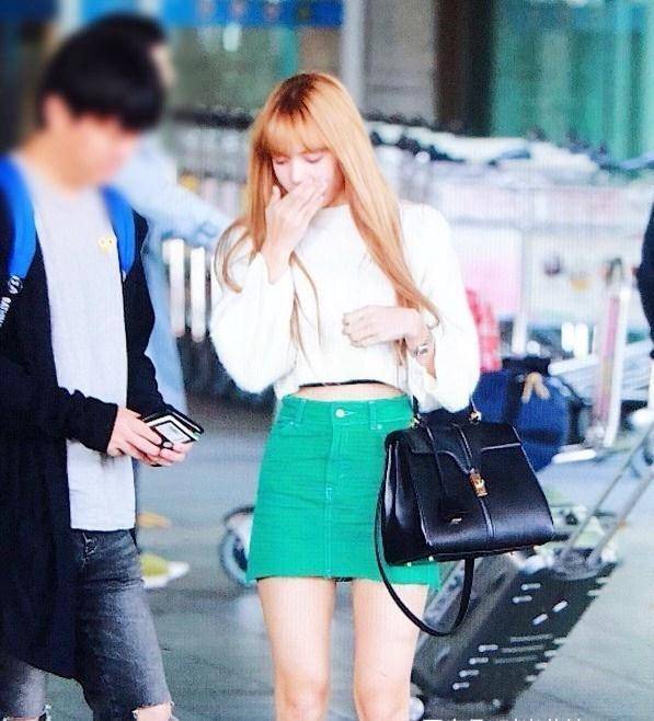 lisa身高166体重不到90,穿露脐装短裙,把蚂蚁腰大长腿都聚齐了_身材