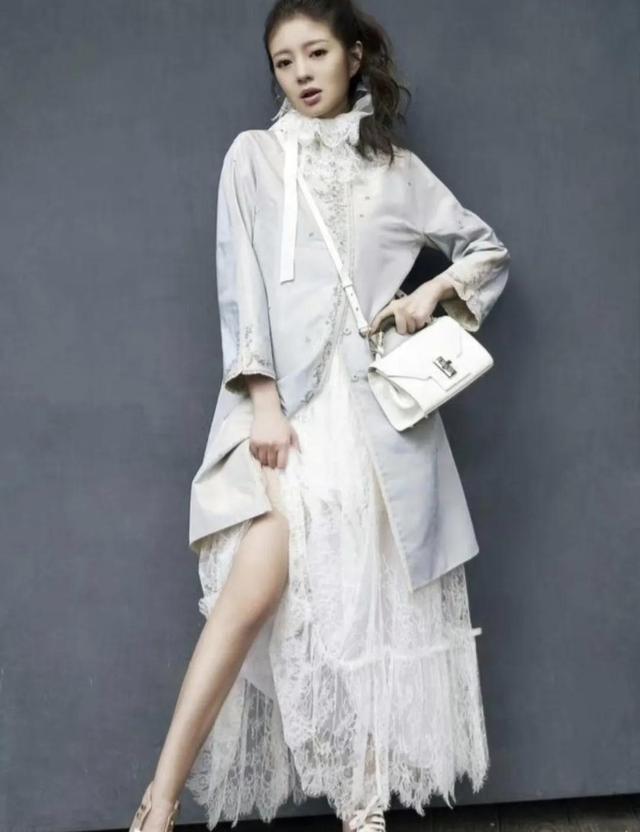 安以轩近况曝光,神态拘束紧张不自在,疑受老公被捕影响_生活_活动