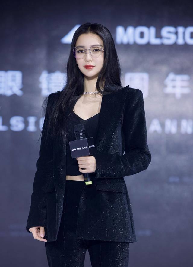angelababy澄清误会后工作,大冬天西装露脐装,戴眼镜提不起精神_时尚
