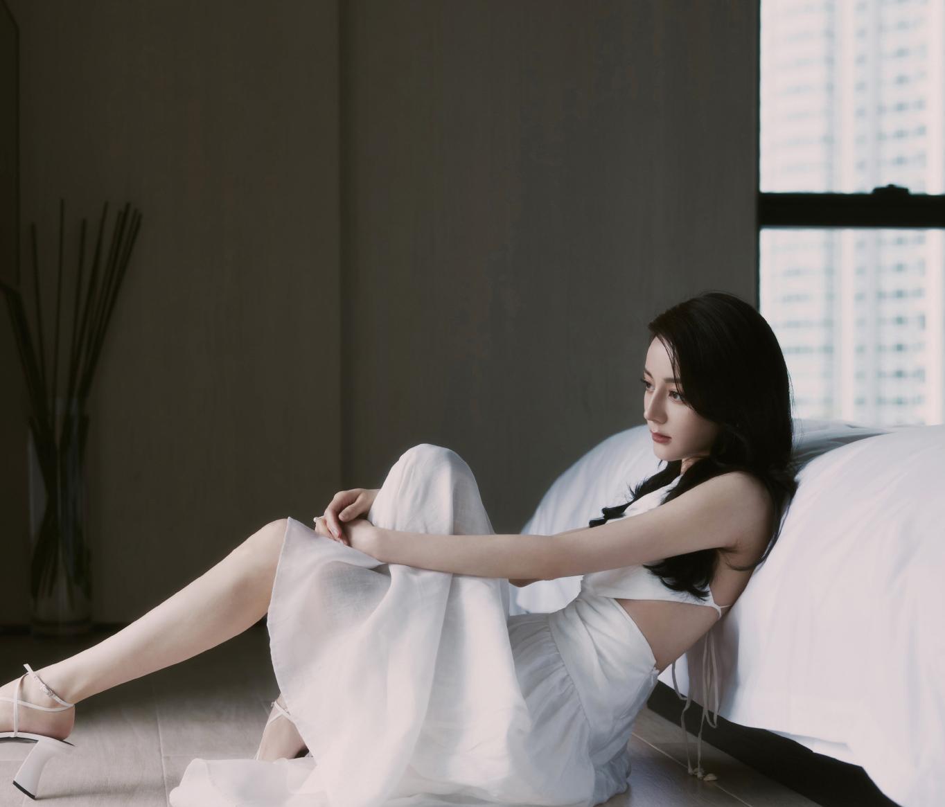 2后背吊带设计:热巴一转身,就能看出这身白色连衣裙的用心.