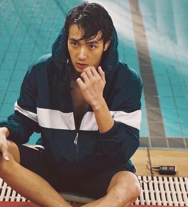 95年的黄皓比萧亚轩小16岁,超出年龄的成熟,相恋三年有望结婚_直播