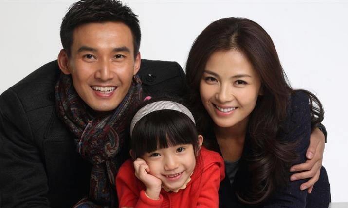 48岁tvb花旦陈松伶罕见秀恩爱,老公是《情深深雨蒙蒙》中的他_张铎