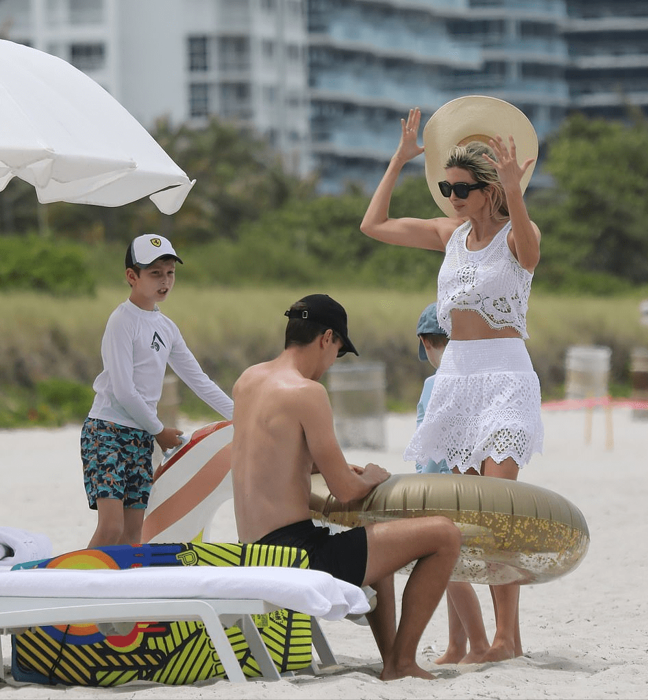 伊万卡海边度假又扮美!