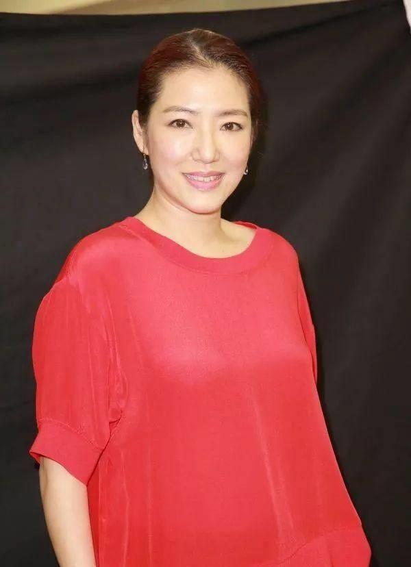 53岁前tvb女艺人被批孤独命至今未婚 发誓不结婚不罢休_关宝慧_穆念慈