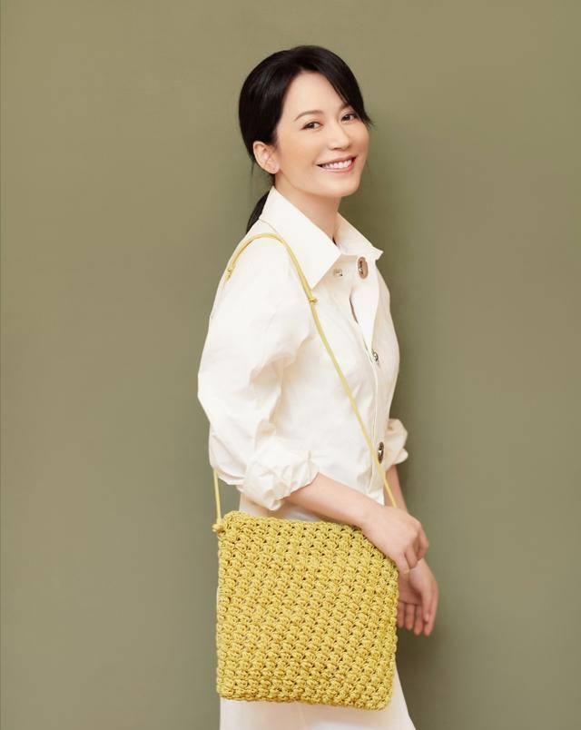 50岁俞飞鸿厉害了,穿黑色紧身裙无一丝赘肉,臀围比例太完美_的设计