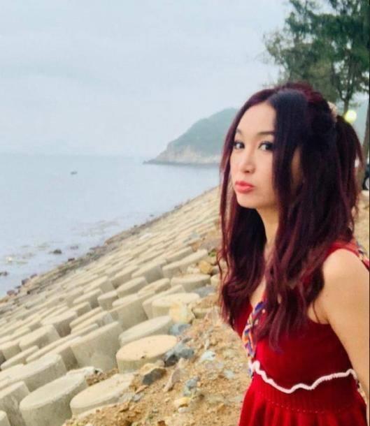 52岁温碧霞晒红色比基尼泳装照,嘟嘴卖萌剪刀手好似20岁少女!