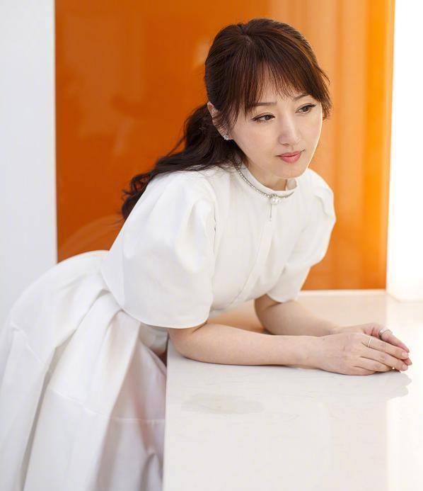 48岁杨钰莹近照太美,身着一袭白衣宛若仙女,笑容可掬太养眼!