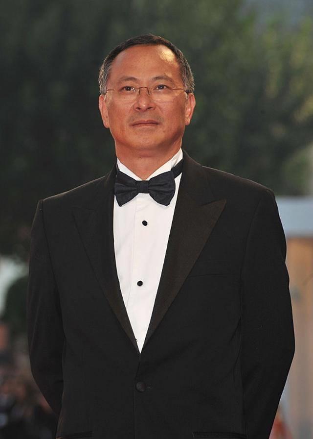 虽然向佐拍过一部《天师捉妖》,可是没上映,相当于杜琪峰选了新人做男