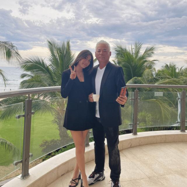 21岁巫启贤女儿出道成歌手!