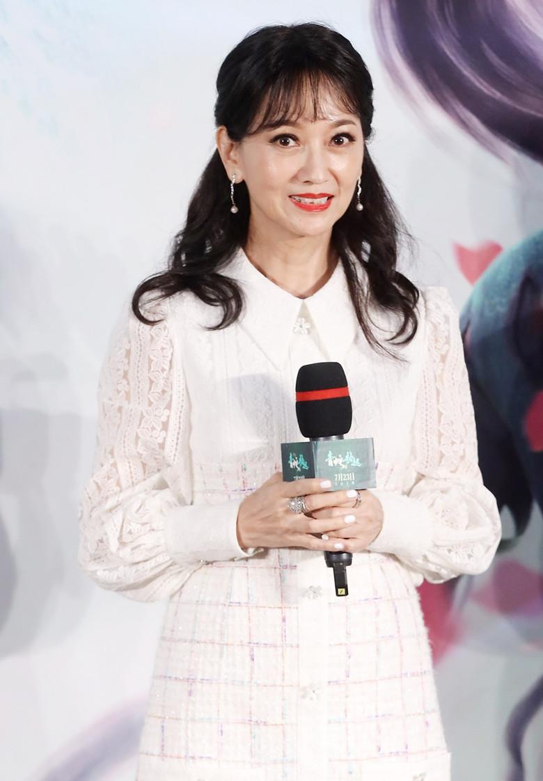 赵雅芝70岁还穿少女时期的衣服,穿粉色破洞牛仔裤,赶潮流像辣妹_款式