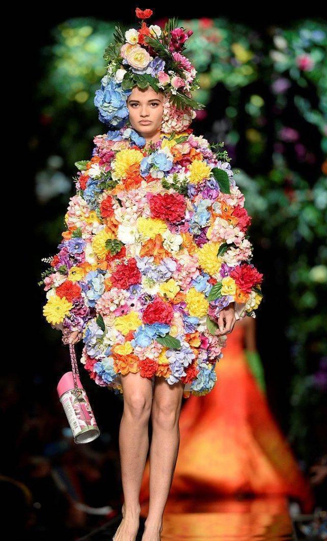 对颜色的模仿当然,服装设计对于颜色的仿生并不仅仅局限在纯色,色彩