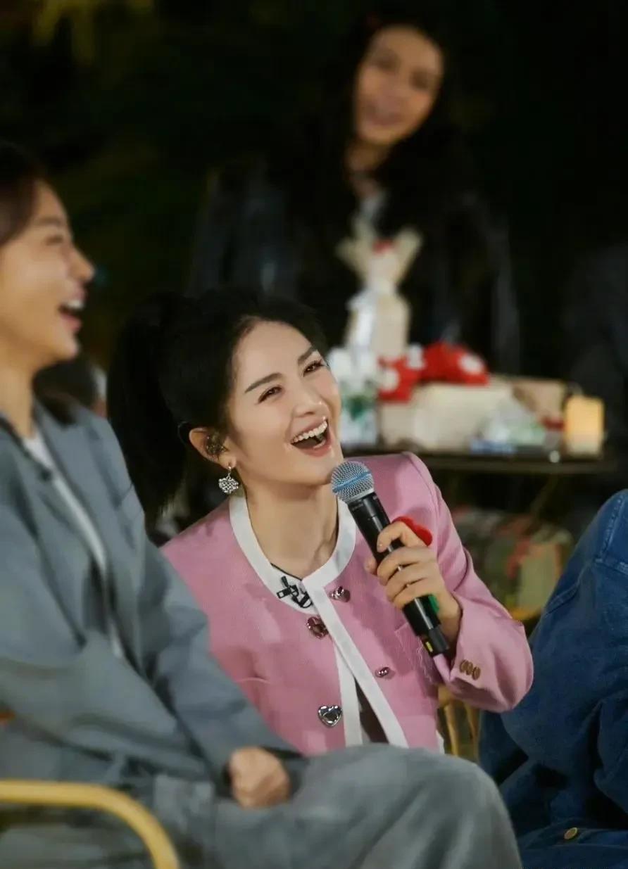 张杰谢娜挽手下班,全程腻歪,婚姻11年仍如热恋,羡煞旁人_夫妻俩_娜娜