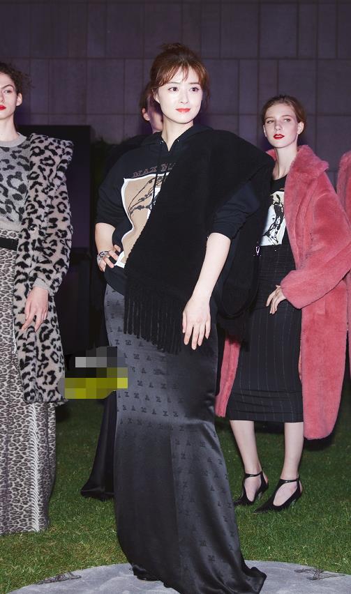 蒋欣目测体重120斤,穿紧身裙肥臀细腰反差强烈,上身效果惊艳大家_裙子