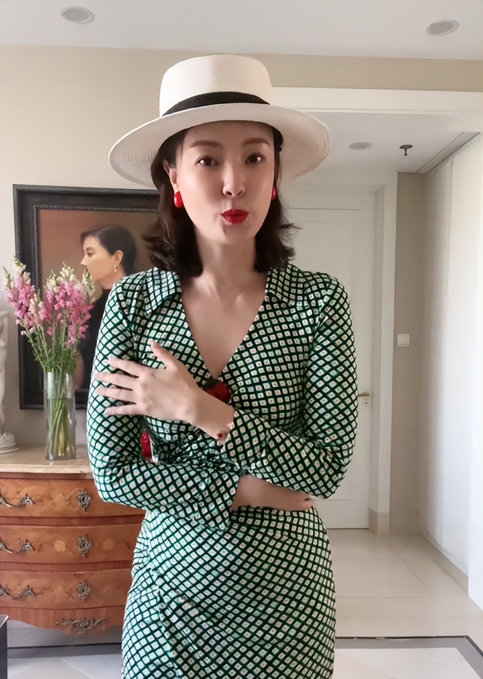 刘芳菲:周末日程排得紧,上午参加大学同学聚会下午去悠闲逛花市_进行