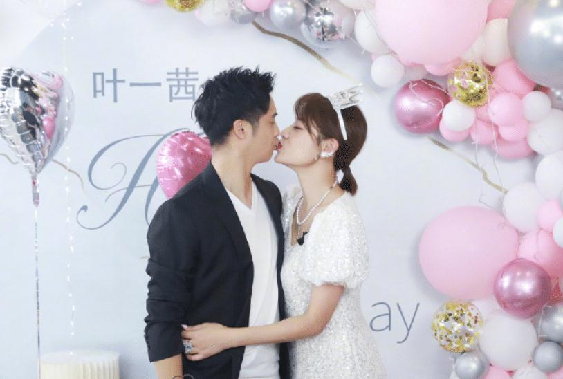 叶一茜晒一家四口全家福,森碟完美继承爸妈优点,13岁身高好逆天_田亮