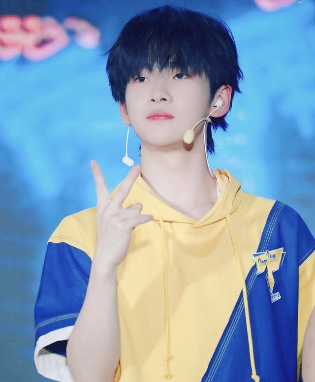 不过,别看周震南舞台上的时候特别酷帅霸气,但私下