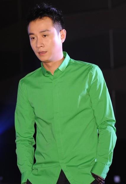 在文章目光呆滞的状态下女明星抛着媚眼儿并留下了自己的联系方式