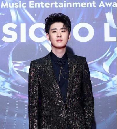 tmea红毯秀:张云雷西装大秀长腿,冯提莫仙女裙太惊艳_观众_节目组