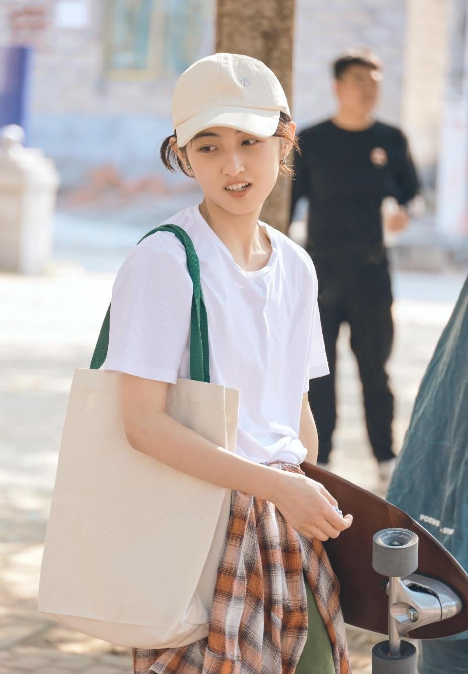 张子枫的私服穿搭越来越养眼了,穿白t恤配休闲短裤,清爽又大气_时尚