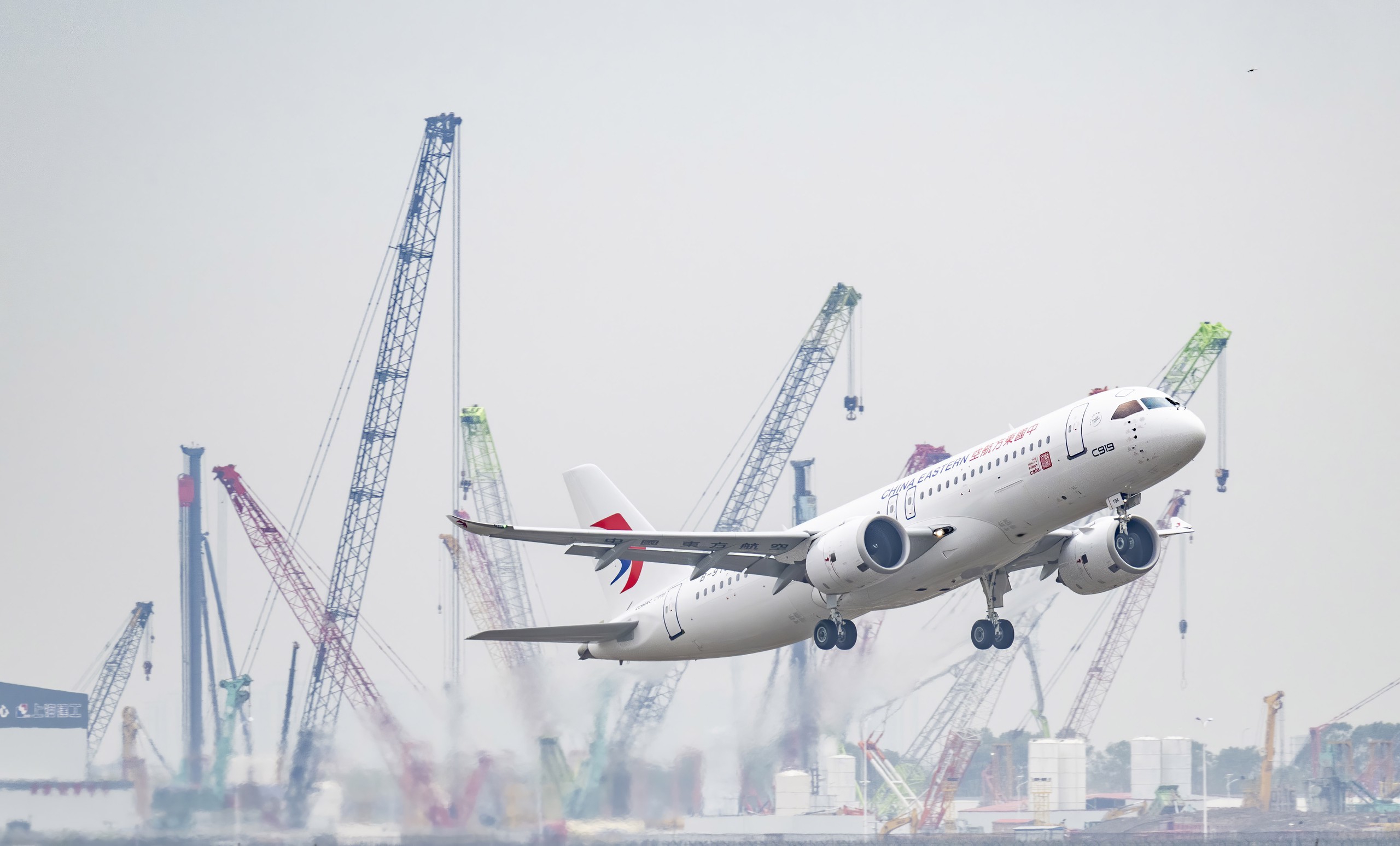 天空从此有了"c":百图回顾c919的高光时刻_上海虹桥机场_客机_飞机