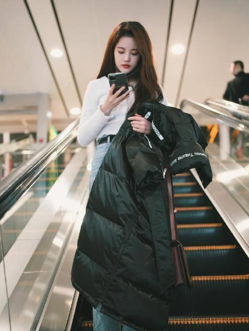 snh48孙珍妮机场私服,超保暖羽绒服搭配阔腿裤,少女示范穿搭!