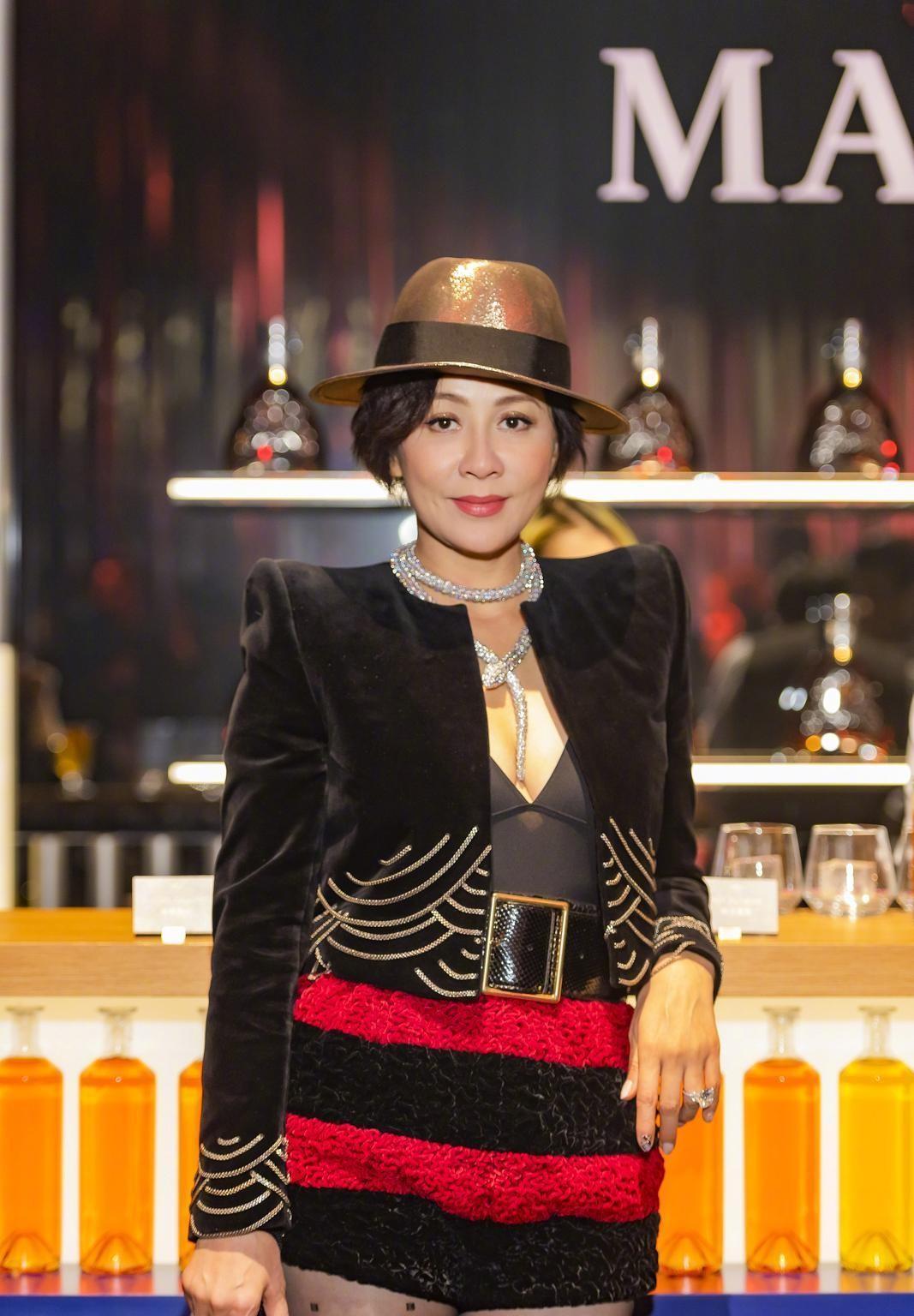 刘嘉玲的穿搭比较大胆,直接搭配衣服穿西装,上短下装,优化身材比例