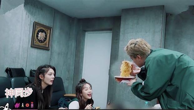 sunnee吃徐梦洁泡面,假装要全部吃掉,傅菁说了一句话逗笑网友_彩虹