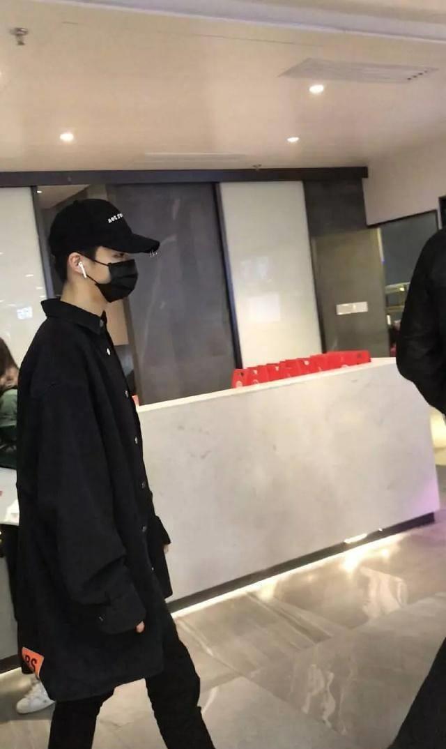 npc又吃海底捞,朱正廷范丞丞排队被路过男生偷瞄蔡徐坤原来巨高_一身