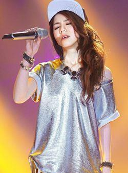 邓紫棋没红之前的样子,看到她的身材后,这才是男人喜欢的样子!