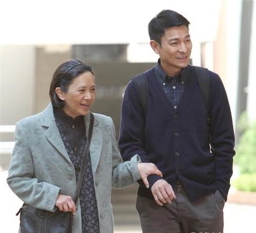 刘德华落魄时,她帮华仔还债4000万,现在老无所依,华仔:我养你_叶德娴