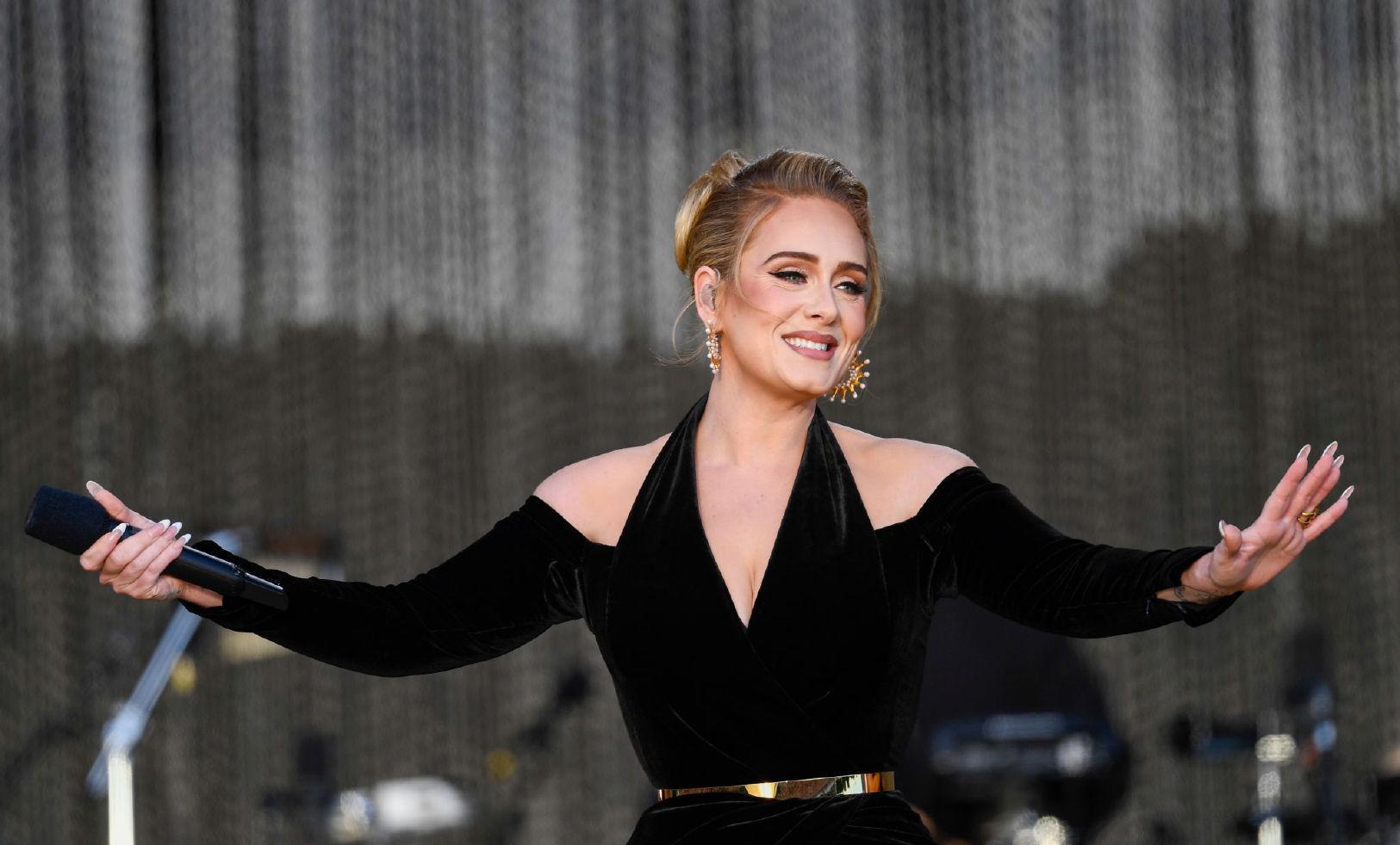 阿黛尔拥有"金鱼腰臀比",穿裙子像画报少女,观众倒下