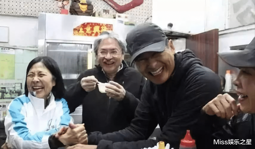 梁家辉给粉丝喂饭,发哥分享美食,张家辉很平和_明星_鲁豫_周润发