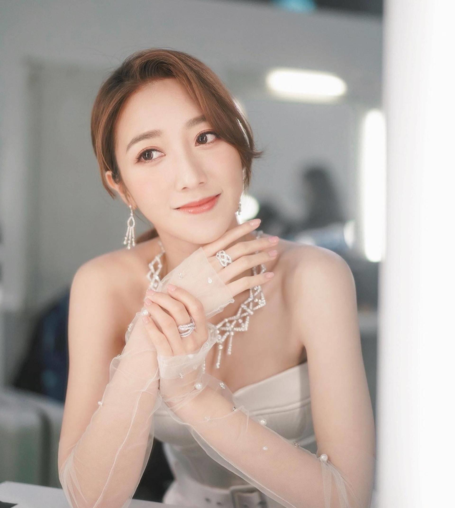 而二线中的艺人有邓佩仪,刘佩玥,姜丽文,汤洛雯,二线尾艺人则分别是